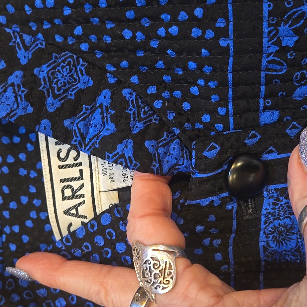 CARLISLE 100% Silk Classic Black/Blue Design Print Lightly Quilted Button Jacket - Picture 7 of 10